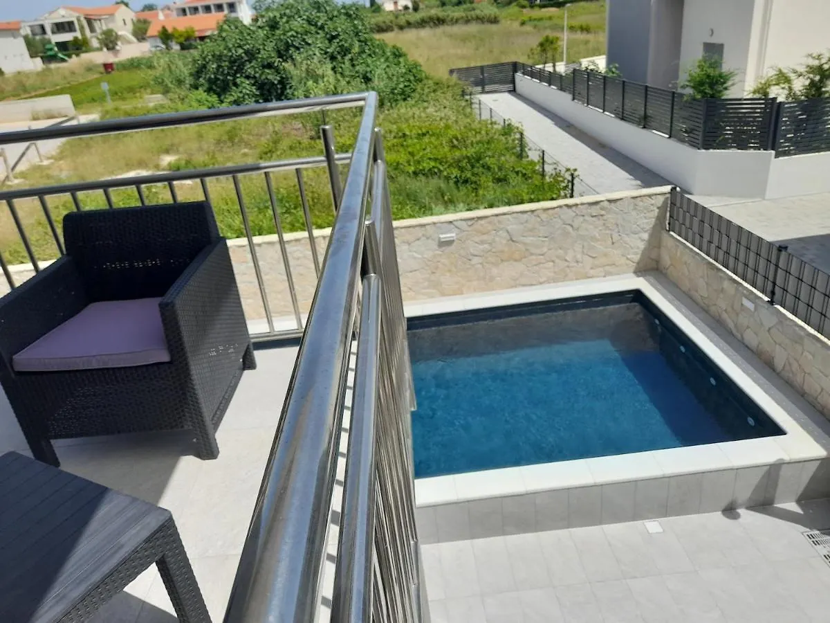Villa Rosa With Swimming Pool Privlaka  Chorvatsko