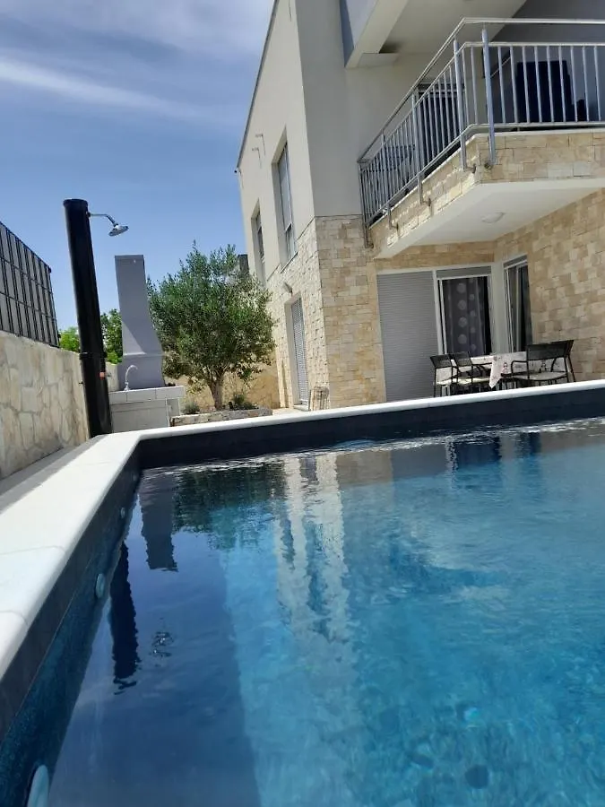 Villa Rosa With Swimming Pool Privlaka  Chorvatsko